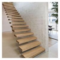 Escalier flottant cantilever d'intérieur avec support invisible, marches en bois massif et garde-corps en verre, sur mesure pour villa et usage domestique
