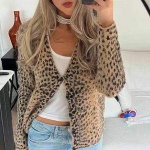 Cardigan en tricot doux pour femmes à col en V et imprimé léopard européen américain rétro nouveau pull décontracté d'hiver avec logo sur le devant - Product Image 4