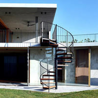 Escalier intégré rotatif en acier et bois avec garde-corps unilatéral, sur mesure, pour intérieur et extérieur, adapté aux loft, duplex, villa, avec un design épuré et élégant