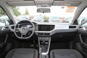 VW <span class=keywords><strong>Polo</strong></span> Hatchback 1.5L d'occasion en excellent état avec moteur turbo 113 ch, boîte automatique, intérieur cuir foncé, pneus R17, conduite à gauche - Product Image 4