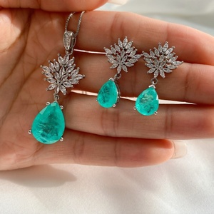 Venta al por mayor de fábrica: Pendientes de circonita roja de 14-12 mm con forma de labios, chapados en oro, de aleación de cobre ecológica, joyería de moda para bodas. - Product Image 5