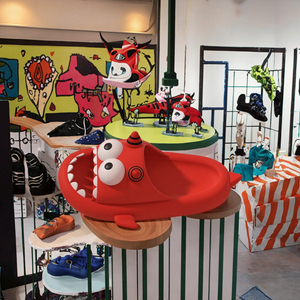 รองเท้าคู่รักน่ารัก พื้นนุ่มสบาย ไม่ลื่น ไม่มีกลิ่นอับ เหมาะสำหรับฤดูหนาว รุ่น Red Gift Festive Devil Lady ทำจากวัสดุ EVA - Product Image 3