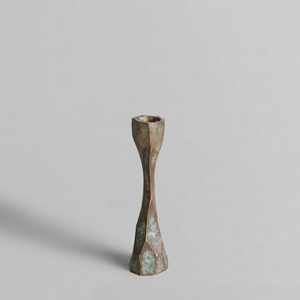 Candélabre en aluminium fait main Radiance avec motif floral, durable et écologique, pour usage religieux - Product Image 1