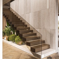 Escalier flottant avec main courante intégrée et éclairage LED pour une utilisation nocturne sécurisée dans les espaces duplex et loft