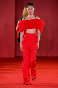 A10924 Set da passerella in due pezzi: Top corto in <span class=keywords><strong>Tulle</strong></span> arruffato con spalle scoperte e pantaloni larghi a vita alta-Outfit moda d'avanguardia - Product Image 1