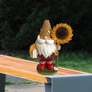 Statua Decorativa da Giardino a Forma di Gnomo, con Gnomo che Tiene un Girasole e un Libro, Ideale per Cortile, Prato e Portico - Product Image 3