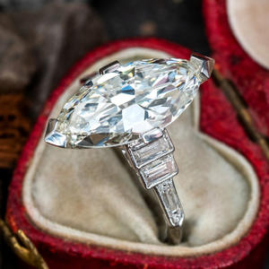 Anello di fidanzamento da donna con diamante taglio marquise in platino e pietre laterali a baguette, colore D naturale Q477 - Product Image 1