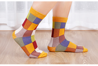 Chaussettes pour hommes en coton de qualité bon marché à motifs à carreaux colorés en gros Mode