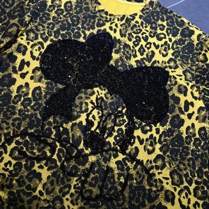 T-shirt Oversize de Qualité Supérieure, Durable et Respirant, à Imprimé Léopard Vert Scintillant avec Patch Dessin Animé, Idéal pour le Quotidien - Product Image 5