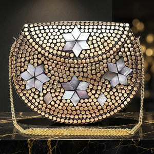 Bolso de mano de diseño con mosaico de latón dorado, incrustaciones de estrella de nácar y correa de cadena para mujer, ideal para fiestas y eventos, hecho a mano con resina. - Product Image 1