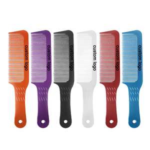 <span class=keywords><strong>Peigne</strong></span> en forme antistatique en fibre <span class=keywords><strong>de</strong></span> carbone du <span class=keywords><strong>coiffeur</strong></span> <span class=keywords><strong>professionnel</strong></span> utilisation <span class=keywords><strong>de</strong></span> salon <span class=keywords><strong>peigne</strong></span> commun ionique avec poignée en plastique - Product Image 1