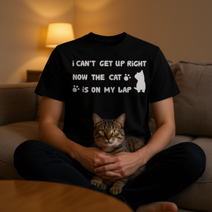 Camiseta para amantes de los gatos, no puedo levantarme ahora, el gato está en mi regazo, color negro, talla unisex para adultos - Product Image 3