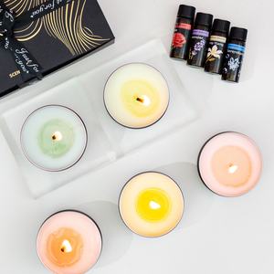 Ensemble cadeau de luxe de bougies en cire de soja parfumées en gros, senteurs avec décoration en papier raphia et carte de vœux - Product Image 3