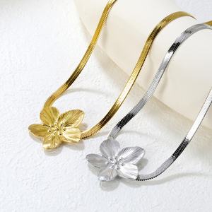 Collar de Moda de Alta Calidad en Acero Inoxidable 316 con Colgante de Flor y Cadena Cubana Chapada en Oro de 18k para Mujer - Product Image 6