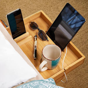 Estante colgante de bambú para cabecera de cama con soporte para teléfono y puerto de carga, bandeja de almacenamiento de una sola capa para dormitorio, para uso en hoteles - Product Image 3