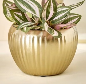 Pot de fleurs en métal doré au design linéaire, le plus vendu, pour plantes d'intérieur, fleurs, usage domestique et professionnel, disponible à bon prix - Product Image 2