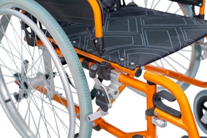 Fauteuil roulant manuel pour adultes et seniors, fauteuil roulant pliable robuste 300 lb avec accoudoirs rabattables, repose-pieds amovibles pivotants - Product Image 5