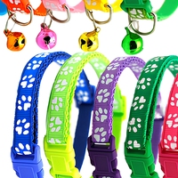 Collier Réglable Écologique et Durable en Nylon et Polyester pour Animaux de Compagnie avec Boucle Réfléchissante et Clochette, Motif Patte de Chien et Chat Multicolore