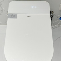 Toilette intelligente murale en céramique moderne, design minimaliste pour projets hôteliers et gîtes, avec levage automatique du couvercle multifonctionnel