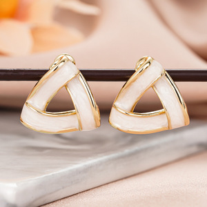 Orecchini a triangolo per donna, accessori per le orecchie colorati e semplici da indossare tutti i giorni - Product Image 2