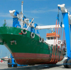 Gru a cavalletto mobile da 200 tonnellate per sollevamento imbarcazioni, yacht e componenti centrali di motori e ingranaggi per cantieri navali, disponibile anche da 100 e 50 tonnellate per esterni - Product Image 2