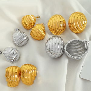 ต่างหูทรงเรขาคณิต ชุบทอง เงิน ไทเทเนียมสตีล ลายเส้นไม่สม่ำเสมอ แฟชั่นสำหรับทุกเพศ - Product Image 1