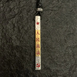 Collar con colgante <span class=keywords><strong>de</strong></span> 'Viva el Pueblo', con temática <span class=keywords><strong>de</strong></span> fe, país, fortaleza y sentido <span class=keywords><strong>de</strong></span> la comunidad, <span class=keywords><strong>de</strong></span> estilo retro, <span class=keywords><strong>de</strong></span> nicho y creativo. - Product Image 1