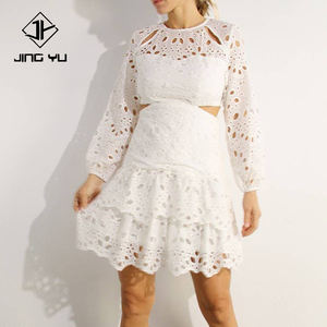 Robe courte luxueuse en coton bio, brodée, à col rond, avec dentelle et détails brodés révélant la taille. - Product Image 2