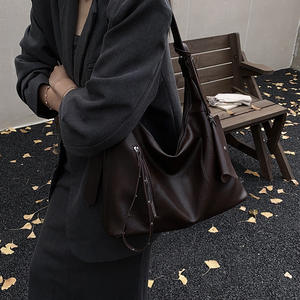 Sac bandoulière grande capacité pour femme avec chaînes, doublure en feutre, fermeture éclair, nouveau style printemps 2026 pour les trajets quotidiens, sac à l'épaule simple - Product Image 4