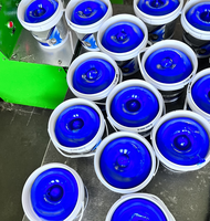 Graisse pour moyeux de roues de voiture bleue haute température comme substitut à l'huile de base dans les lubrifiants automobiles
