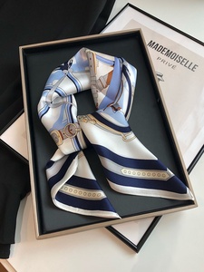 Sciarpa Quadrata Piccola Estiva di Tendenza, in Seta con Stampa Floreale, Versatile ed Elegante per Donne - Product Image 1