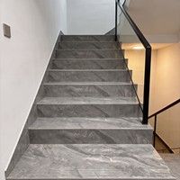 Carreaux de porcelaine rectangulaires gris veiné marbre brillants pour escaliers intérieurs de villa – Fourniture pour contrats