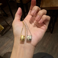 Collier de luxe avec pendentif gourde rotatif brossé en disque rond CZ, style artisanat ancien français, et chaîne de clavicule de style national