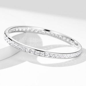 Bracelet en argent 925 pour femmes, diamants synthétiques ronds à taille brillante, style minimaliste, à porter au quotidien - Product Image 4