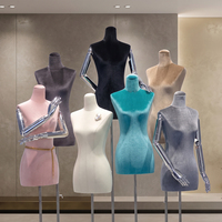 Mannequin de luxe en velours pour femme avec bras articulés en métal chromé, buste demi-corps pour vitrine de boutique de mariée