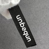 Étiquettes tissées en polyester personnalisées de haute qualité, imprimées en sérigraphie 3D, côtelées, pliées au centre, résistantes au lavage, pour la mode