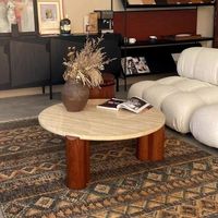 Table basse de luxe légère avec base en bois d'hévéa et plateau en travertin irrégulier, table basse moderne pour appartement