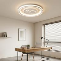 Intérieur de luxe, nouvelle lumière mettant en valeur une structure géométrique moderne en forme d'anneau et un flux d'air contrôlé à distance pour une décoration intérieure sophistiquée