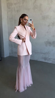 Ensemble deux pièces élégant pour femme : haut de costume et jupe en maille unie, idéal pour le bureau