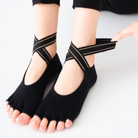 Chaussettes de yoga colorées à cinq doigts antidérapantes en coton pour femmes, chaussettes de yoga souples en silicone à demi-doigts avec sangle croisée personnalisée