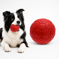 Ballon de football en caoutchouc épais pour chien, jouet sonore pour chien avec couineur, idéal pour les chiens de petite et moyenne taille, pour la dentition et le jeu, fabriqué par un fabricant OEM.