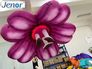 Mascottes de fleurs gonflables utilisées pour le thème d'<span class=keywords><strong>Alice</strong></span> <span class=keywords><strong>au</strong></span> <span class=keywords><strong>pays</strong></span> <span class=keywords><strong>des</strong></span> <span class=keywords><strong>merveilles</strong></span>, ainsi que pour les décorations publicitaires de scène de jardin. - Product Image 1