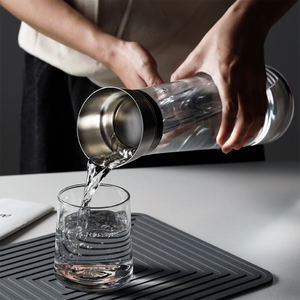 Vente en gros, <span class=keywords><strong>carafe</strong></span> à jus en <span class=keywords><strong>plastique</strong></span> de 1 L et 1,5 L, <span class=keywords><strong>carafe</strong></span> à boisson, logo personnalisé pour jus froid, contenant à boisson pour café - Product Image 4