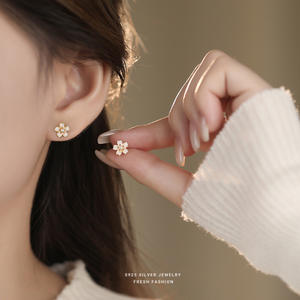 Boucles d'oreilles clous camélia en argent sterling S925, style doux et frais, bijoux polyvalents de luxe léger pour femmes, vente en gros - Product Image 2