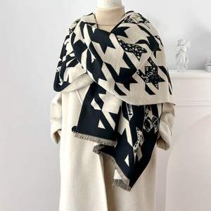 2025 Estilo <span class=keywords><strong>nórdico</strong></span> bufanda de Invierno para mujer minimalista estampado geométrico de doble cara diseño de dos <span class=keywords><strong>colores</strong></span> chal de borla de Cachemira de imitación - Product Image 4