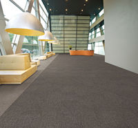 Dalles de moquette commerciales modernes, boucle de pile, nylon, support en PVC, dalles carrées à emboîtement, antidérapantes, faciles à nettoyer, résistantes aux taches, PET