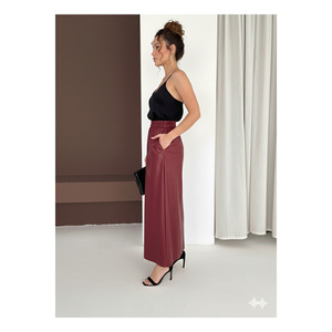 Jupe fluide bordeaux pour femme avec poches latérales, tissu aspect cuir, longueur 95 cm - Product Image 3