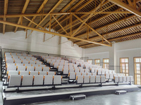 Frog Sports Factory fournit des gradins de gymnase rétractables électriques et mobiles en acier inoxydable, avec conception de plan de configuration gratuite