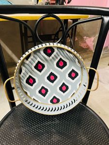 Decoración del hogar hecha a medida con nuestras exquisitas bandejas redondas de madera pintadas a mano con estampado floral. inactivo para la decoración del hogar - Product Image 6