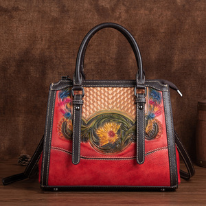 Sac à main Ando en cuir véritable pour femme, style vintage, motif floral embossé, avec poignée supérieure et bandoulière - Product Image 1